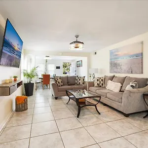 5 Minutes Walk To 4br/2baths Holiday home Daytona Beach